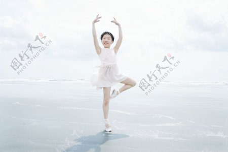 在沙滩上跳芭蕾的女孩图片