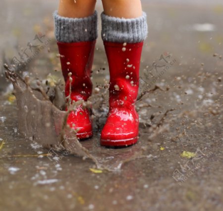 溅起的水花与红色雨鞋
