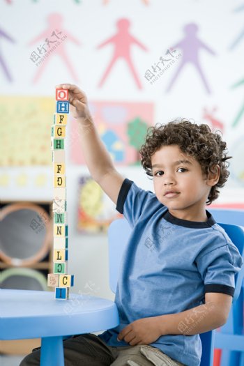幼儿园玩字母积木的小男孩图片