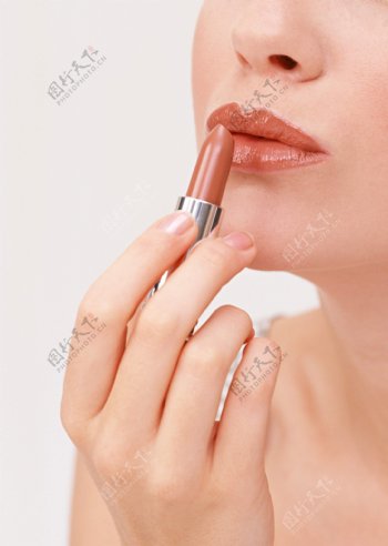 涂唇膏的性感美女图片