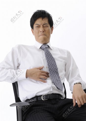 胃痛的商务男性图片