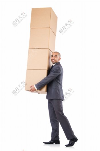 搬纸箱的商务男士图片