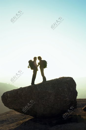山顶上的登山情侣图片
