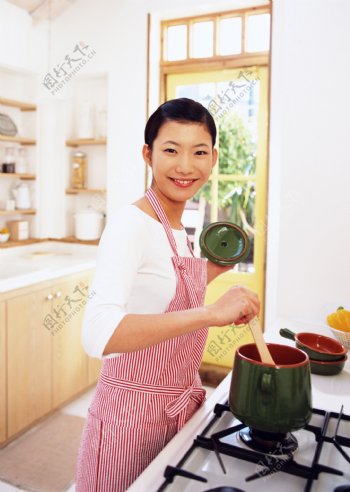 厨房做家务的女人图片
