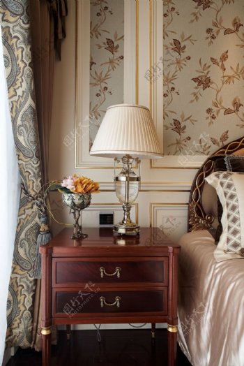 法式时尚卧室床头灯床头柜设计图