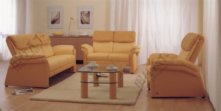 欧洲风格的黄色的沙发和咖啡桌的组合