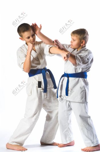 练习跆拳道的儿童图片