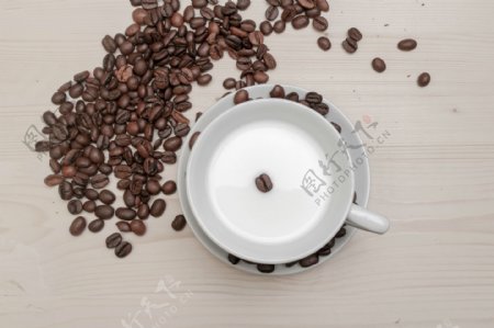 白色咖啡和咖啡豆图片