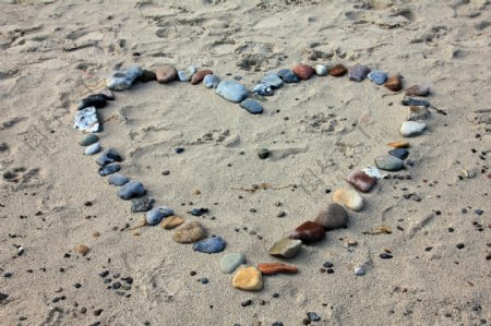 海滩小石头爱心图片