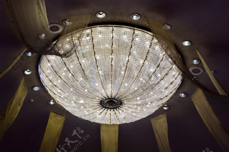 天花板上的水晶灯