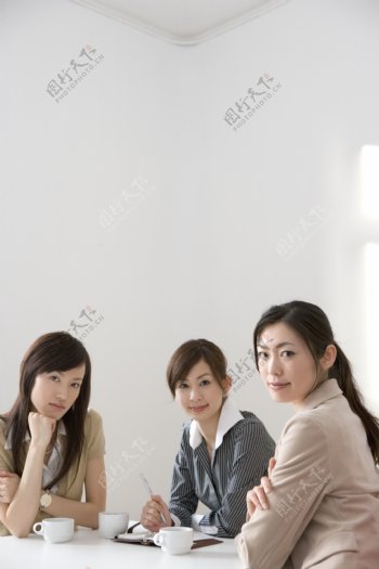 会议室里的三个女性图片