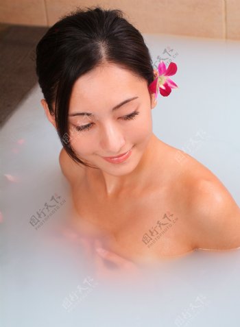热气腾腾浴池里女人图片