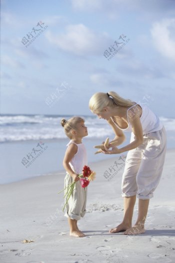 沙滩上的母女图片