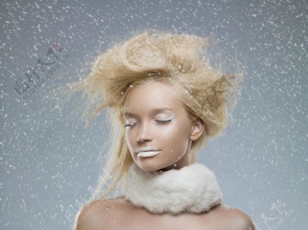 飞雪中闭着眼睛的模特图片