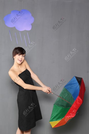 拿着彩色伞的美女图片