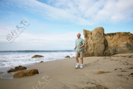 沙滩上锻炼的老人图片