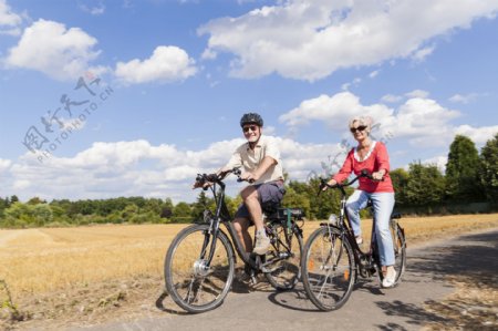 骑自行车的老年夫妻图片