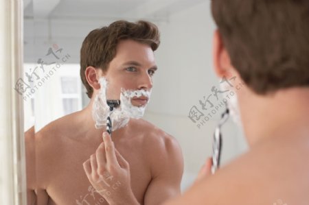 照镜子刮胡子的外国男人图片