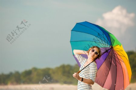 戴墨镜打伞的美女图片