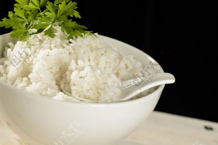 米饭里的勺子图片