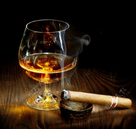 雪茄与高档洋酒图片