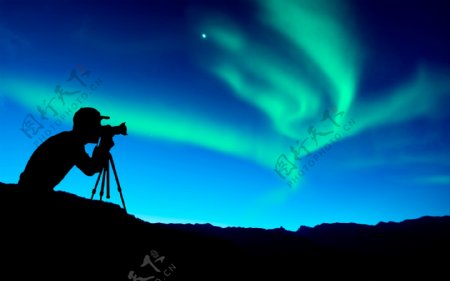 人物剪影与美丽的夜空图片