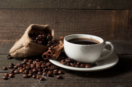 麻袋倒出来的咖啡豆与咖啡图片