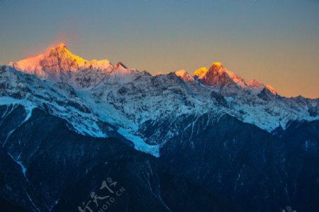 美丽的雪山风景图片