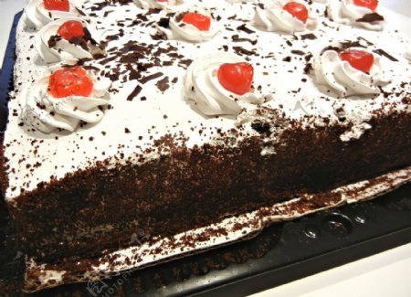 鲜奶黑森林蛋糕图片