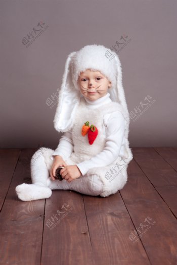 穿着兔子衣服可爱的孩子图片