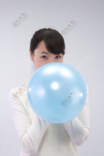 吹气球的清纯女生图片