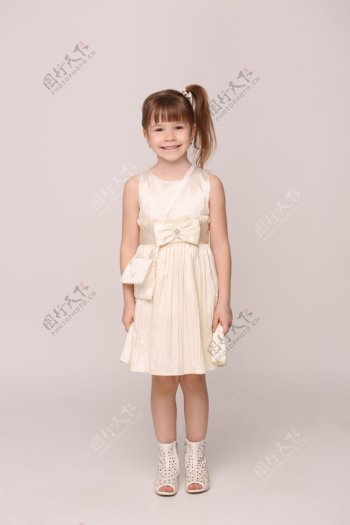 穿着白色连衣裙的小女孩图片