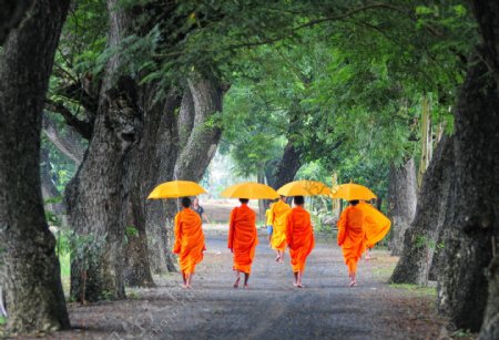 打伞的印度佛教圣人