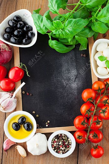 黑板上的西红柿与橄榄果