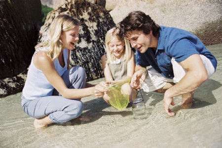 海边抓鱼的幸福家庭图片