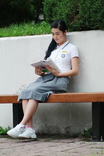 坐着看书学习的可爱女生图片