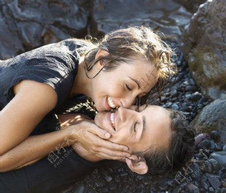 沙滩上亲吻的外国夫妻图片