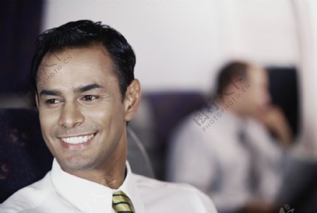 自信微笑的商务男士图片