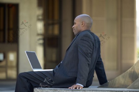 操作笔记本电脑的商务男士图片