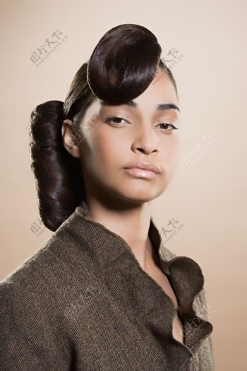 盘发造型的黑人美女特写图片