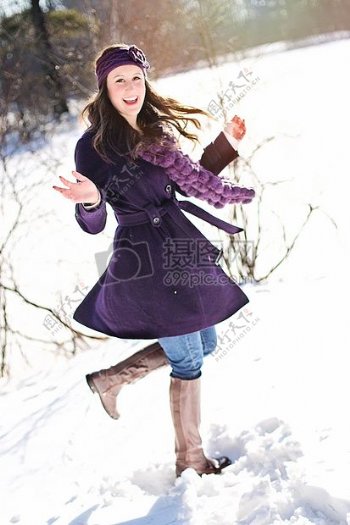 在雪地奔跑的女孩