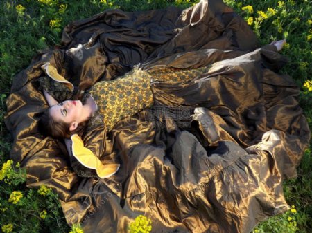 女子躺在油菜花田