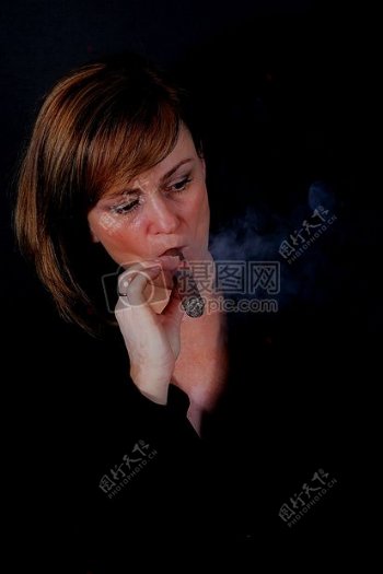吸烟的女人