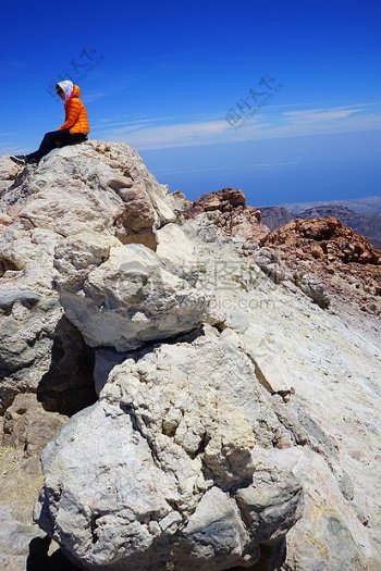 坐在岩石上的人