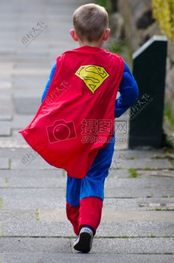超人打扮的小男孩