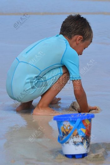 沙滩上玩耍的小男孩