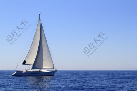 蓝天大海帆船图片