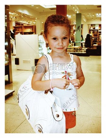 儿童购物零售女孩快乐年轻消费者商城时尚女儿
