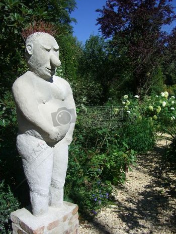 花园里的雕塑