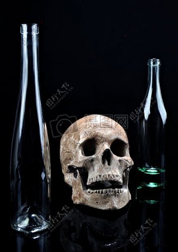 玻璃瓶之间的骷髅头